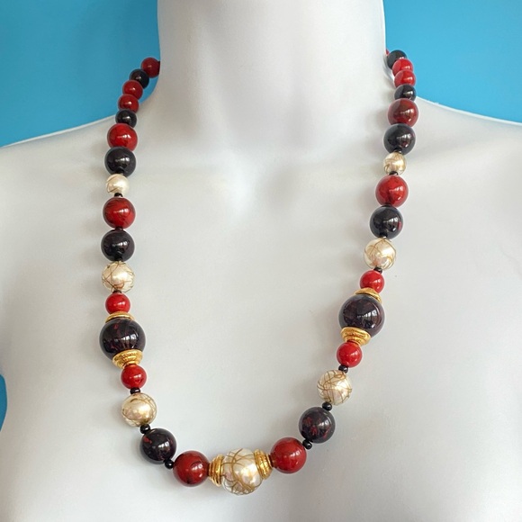AVON Vintage Black & Red Beads Faux Pearls Gold Tone Necklace Circa 1990s - Picture 4 of 8